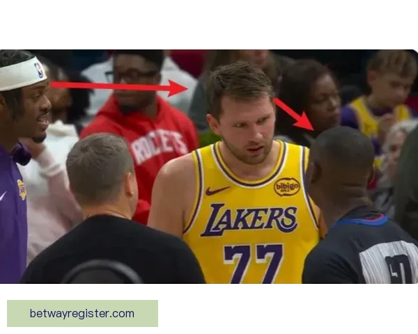 范德比尔特调侃东契奇穿衣走秀 逼穿自家球衣戴金链展现时尚感